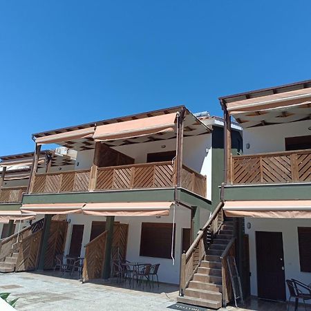 Mad'S Villas Néa Péramos Exteriör bild