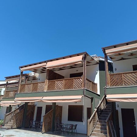 Mad'S Villas Néa Péramos Exteriör bild