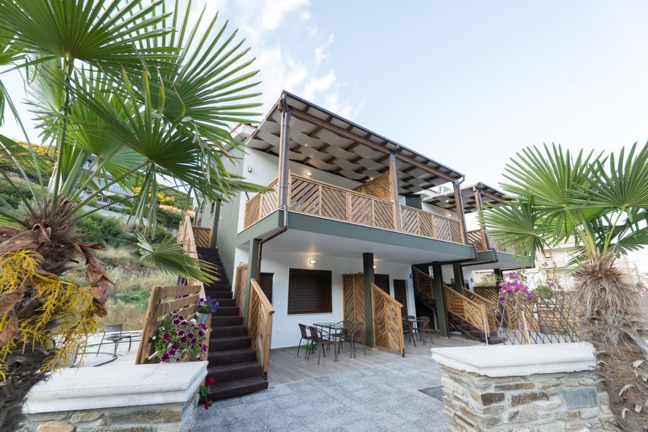 Mad'S Villas Néa Péramos Exteriör bild