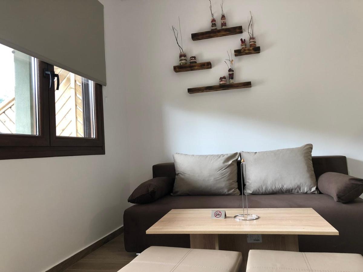 Mad'S Villas Néa Péramos Exteriör bild
