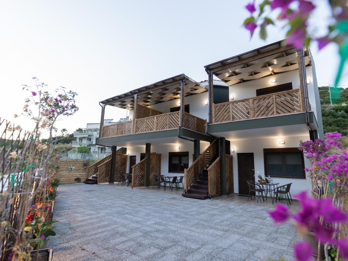 Mad'S Villas Néa Péramos Exteriör bild