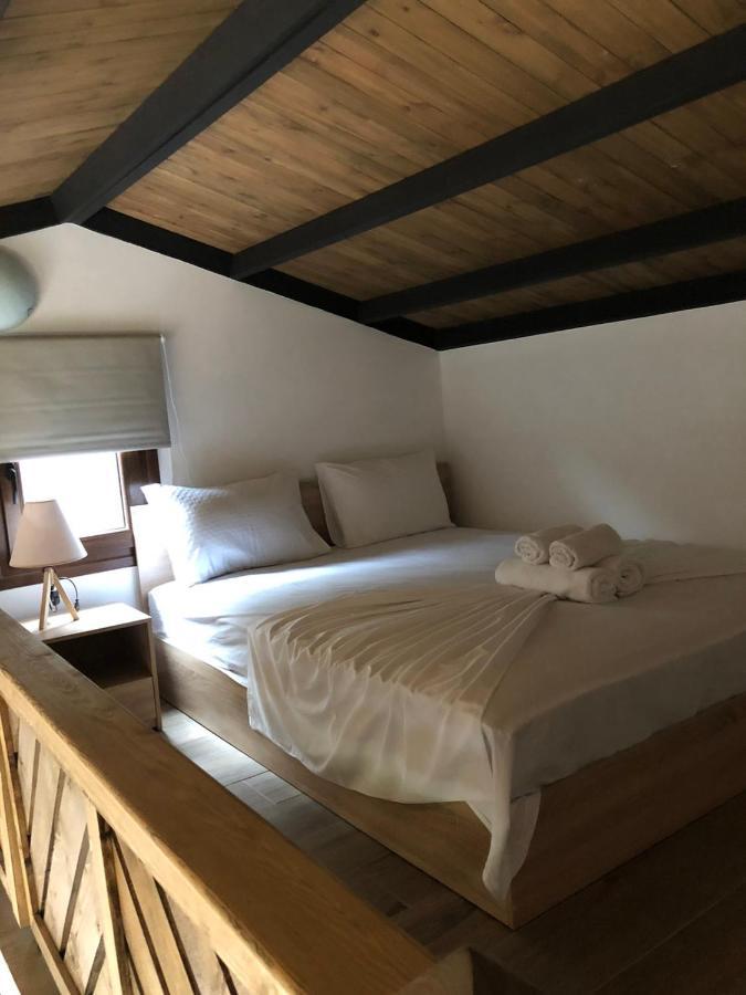 Mad'S Villas Néa Péramos Exteriör bild