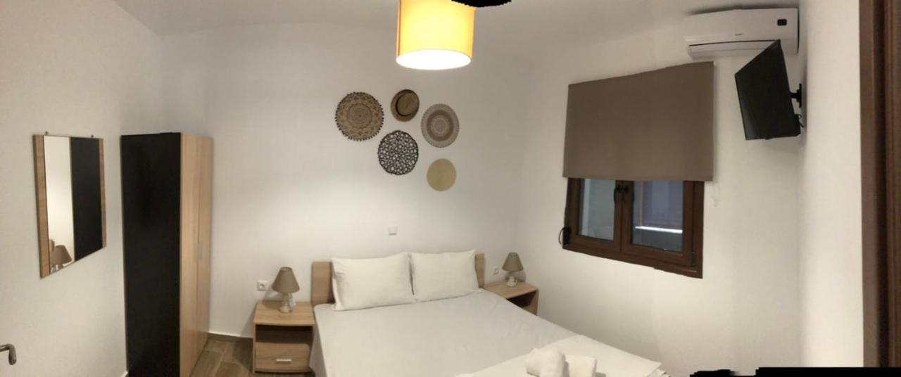 Mad'S Villas Néa Péramos Exteriör bild