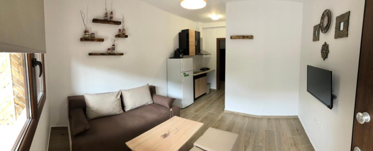Mad'S Villas Néa Péramos Exteriör bild