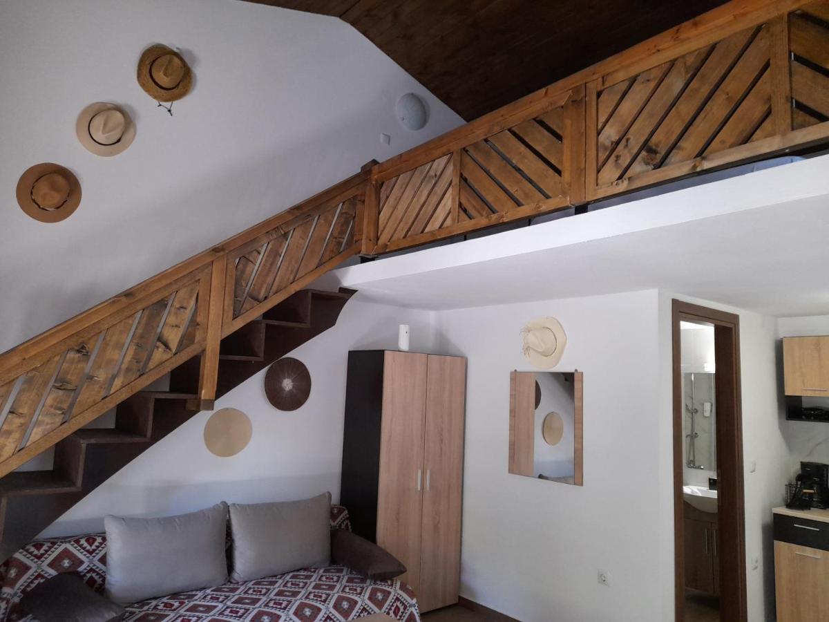 Mad'S Villas Néa Péramos Exteriör bild