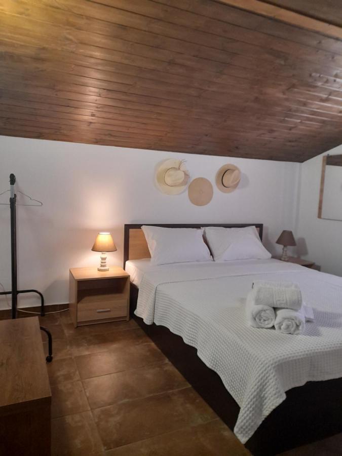Mad'S Villas Néa Péramos Rum bild